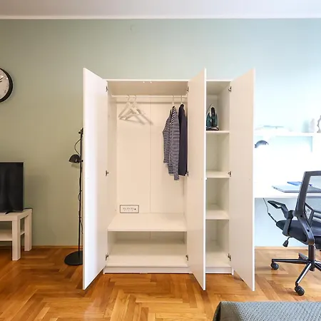 Elegantly Styled L Breakfast L Self Check-in L Fair Nearby Апартаменты Нови-Сад